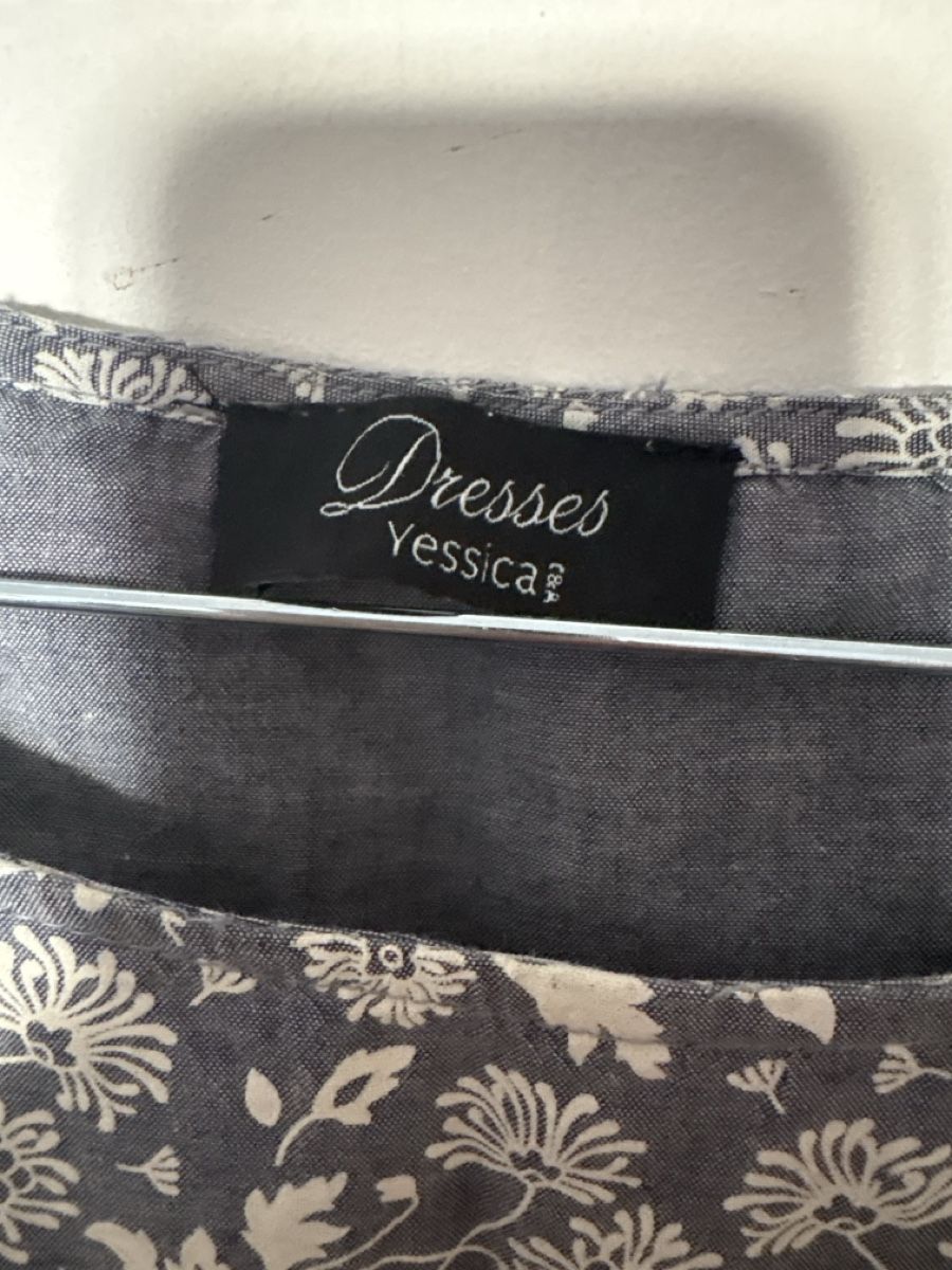 C&A Robes: Kleid Yessica Blumenmuster Grau Grösse 44  – D'occasion à Affoltern am Albis par Cmara 2