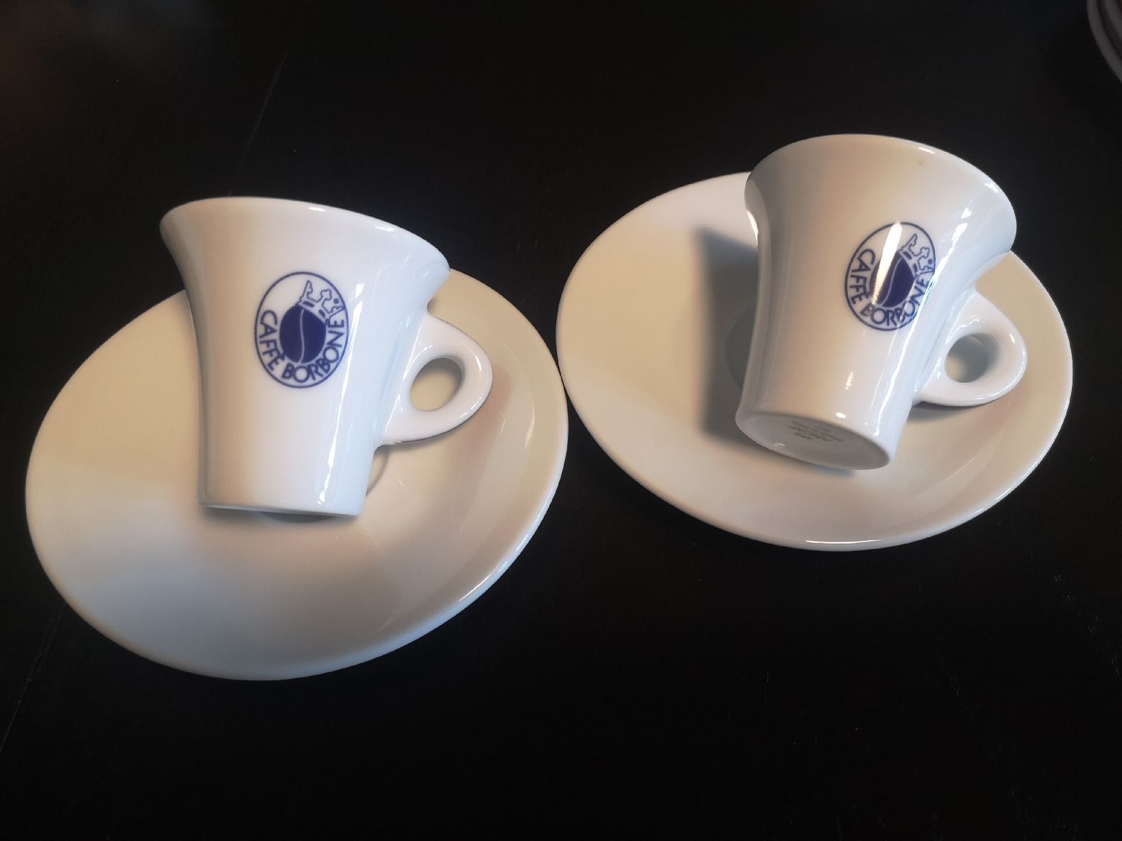 Geschirrsets: Kaffeetassen mit einem Teller – Gebraucht aus Dietikon von aro_mr6l