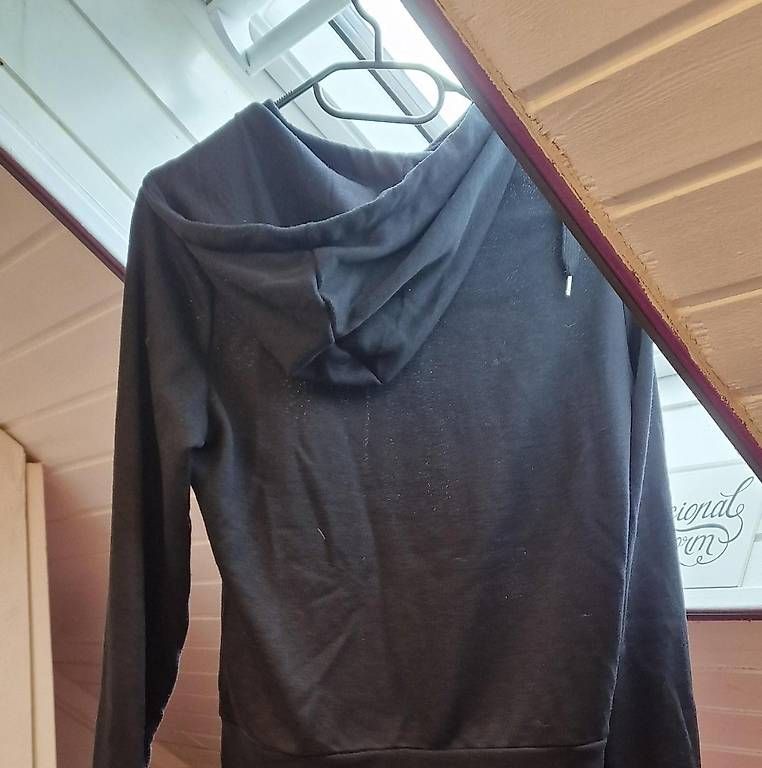 Maglioni & Felpe: Schwarzer zip hoodie  – Usato da Riehen venduto da Joloe 1