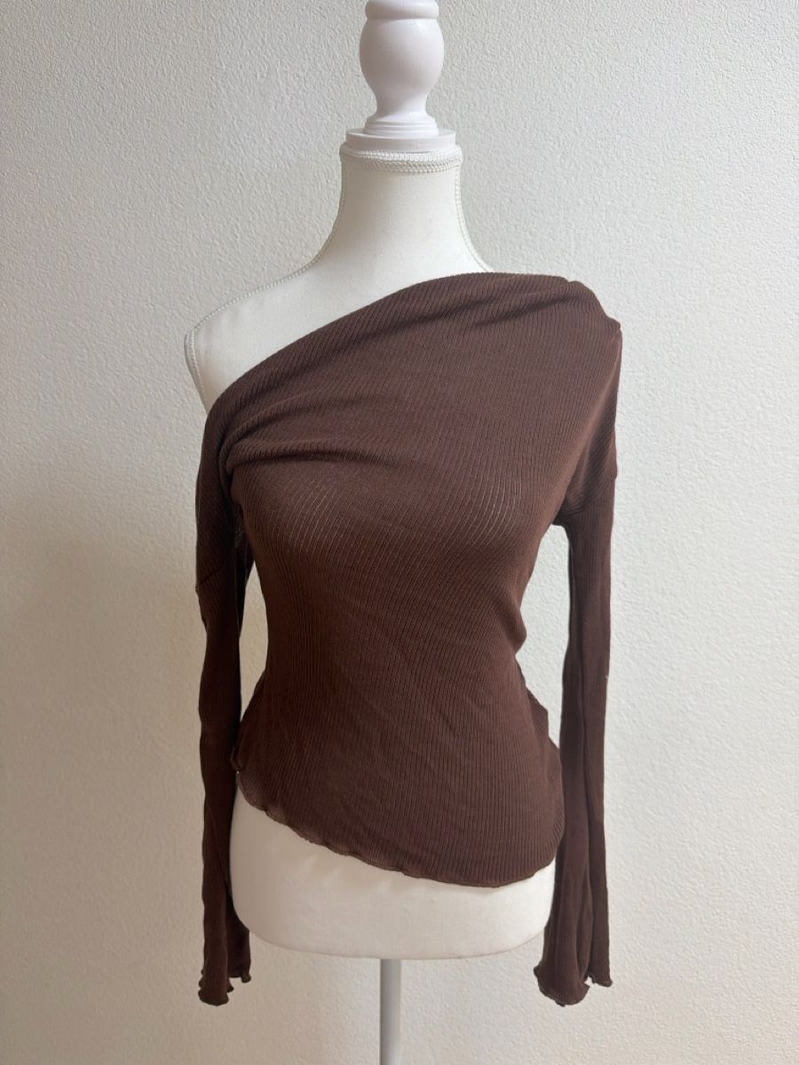 Top: Braunes One-Shoulder Top, gerippt, Grösse S - Herbstlook – Nuovo (secondo la descrizione) da Effretikon venduto da MaisonNade