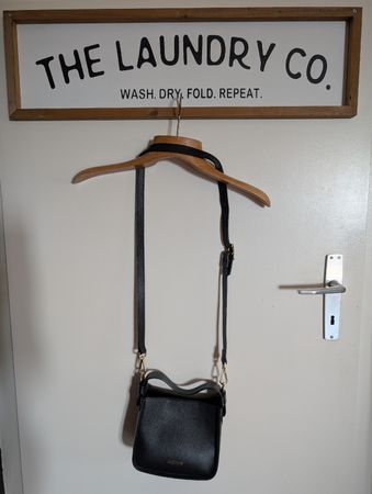 Adorable petit sac crossbody acheté à Athènes cuir noir grai