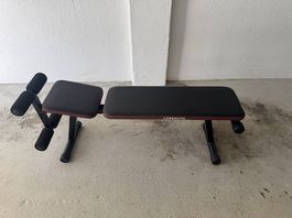 Hantelbank, Gewichte und Bauchmuskeltrainingsgerät.