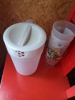Plastikbecher und Plastik-Kanne