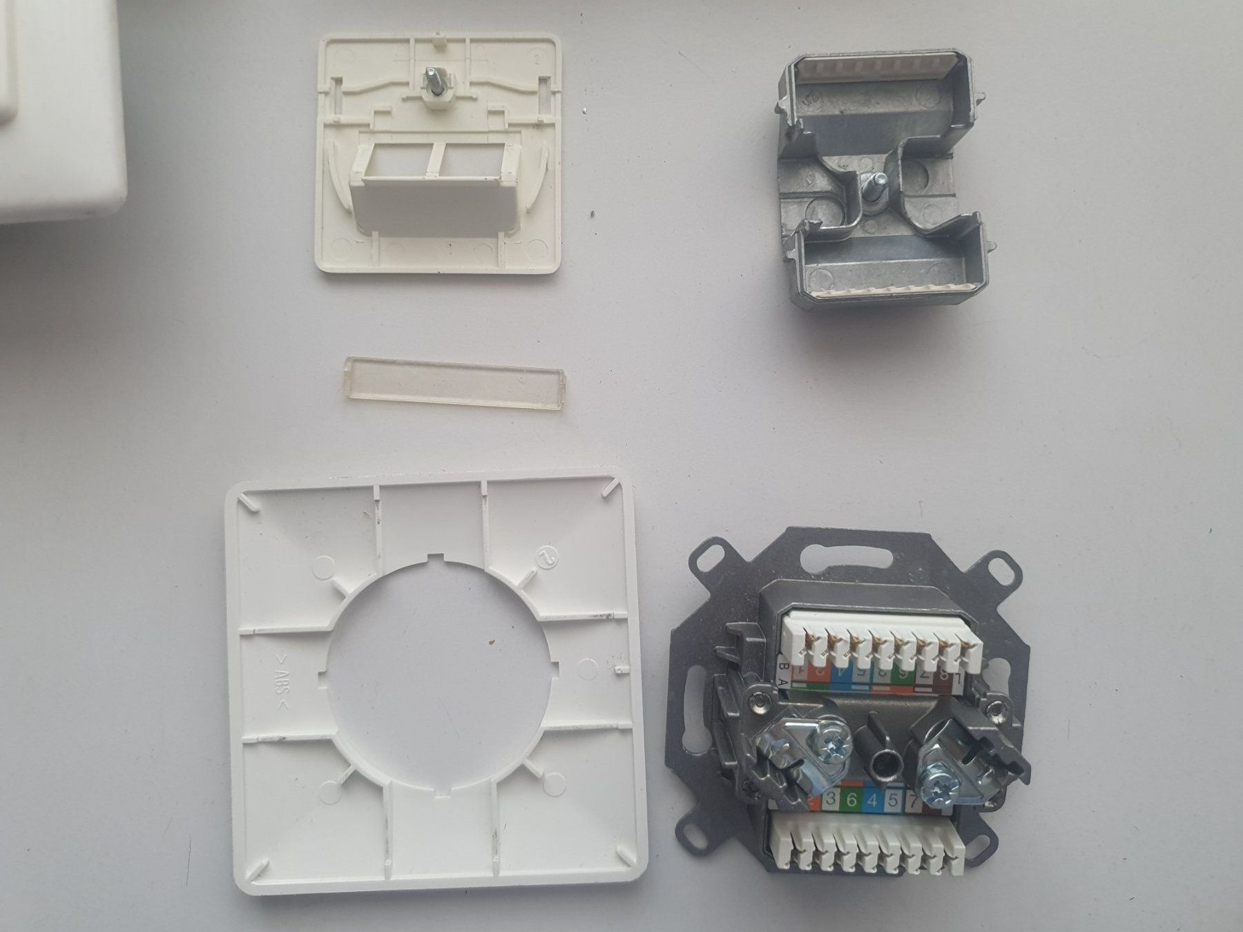 Spine: UP Doppel Netzwerk Steckdose UKV 2xRJ45 – Nuovo (secondo la descrizione) da Zürich venduto da eymen20 3