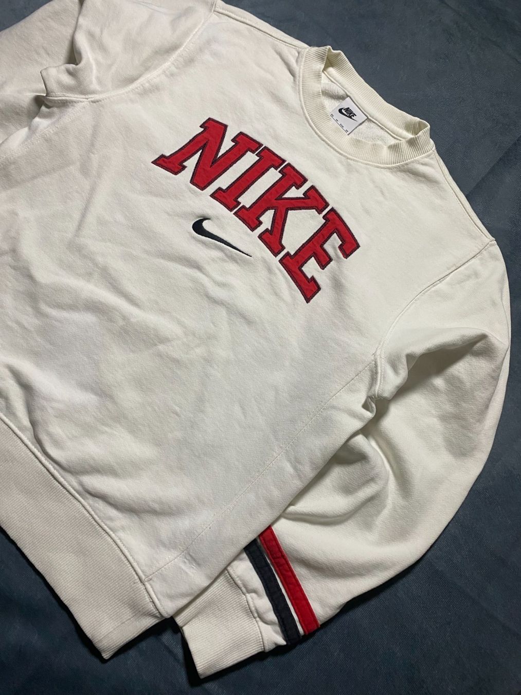 Nike Maglioni & Felpe: Nike Sweatshirt Grösse XS weiss rot – Usato da Liestal venduto da Octo_Vintage 1