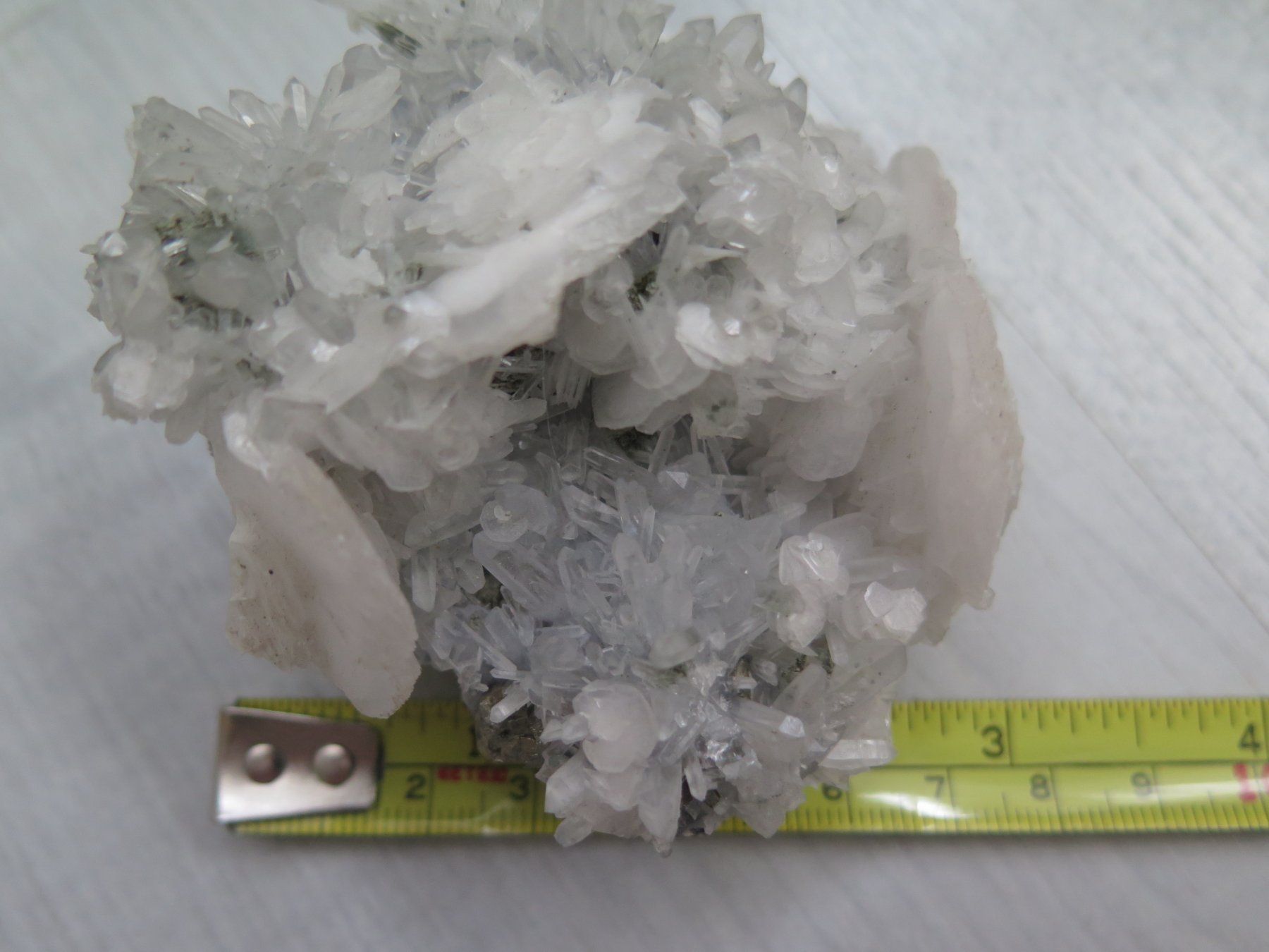 Minerali & Pietre curative: Nadelquarz mit Calcit und Pyrit – Usato da Schaffhausen venduto da Yamakana51L8736OQ8 8