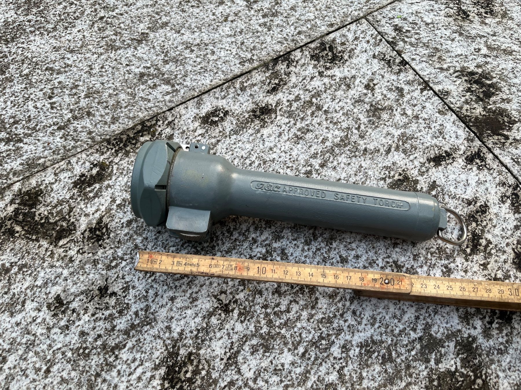 Schweizer Armee Lampen: Taschenlampe Antik ab 1.- – Gebraucht aus Bottmingen von Puffsack 2