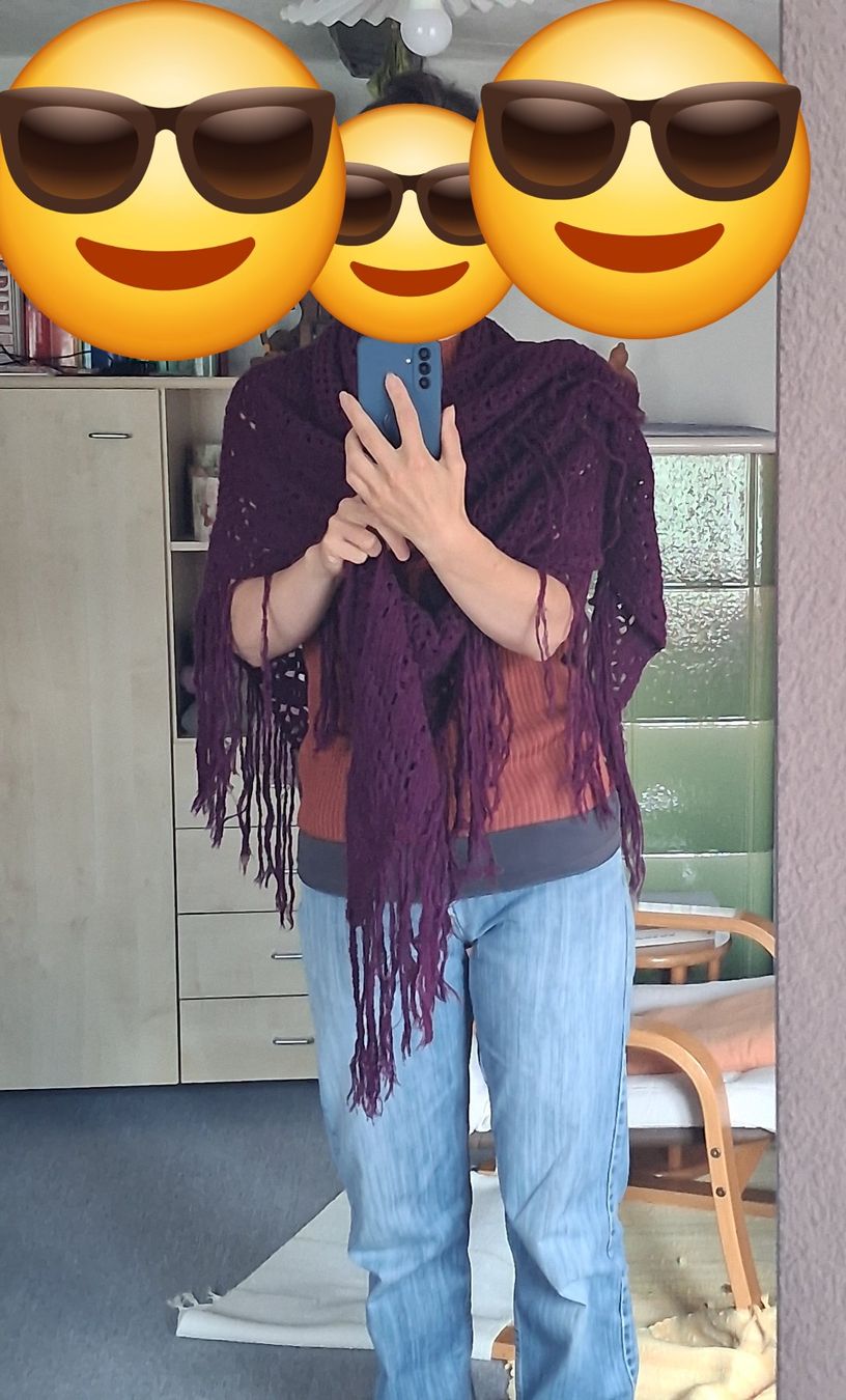 Foulard & Sciarpe: Grosser handgestrickter violetter Schal mit Fransen – Usato da Wald ZH venduto da e8e 3