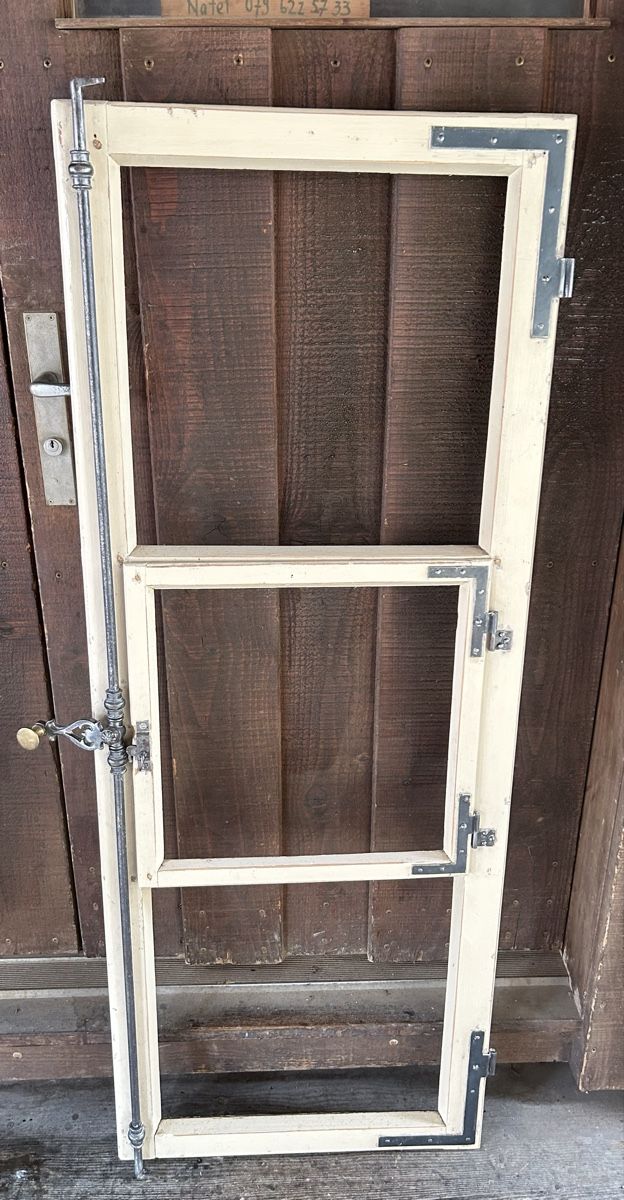 Fenster: Ein wunderschöner alter Fensterflügel. – Gebraucht aus Gwatt (Thun) von ate_6ng8