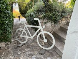 Lustige Velo Skulptur aus Holz mit Metallfüssen
