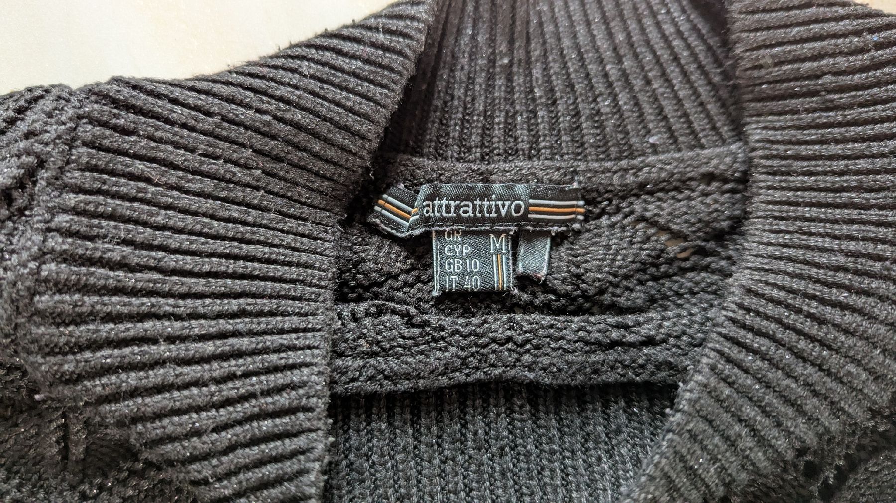 Pullover & Sweatshirts: Schwarzer Strick Pullover mit Glitzergarn und Stehkragen  – Gebraucht aus Neuheim von sh0_gbz7 1