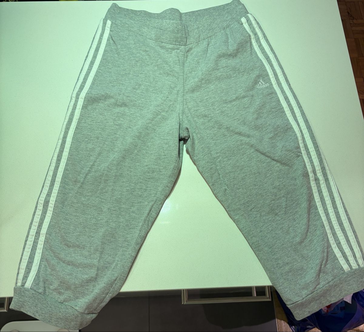 Adidas Hosen: Vintage Adidas Sporthose Capri  – Gebraucht aus Zürich von lar_dw7h