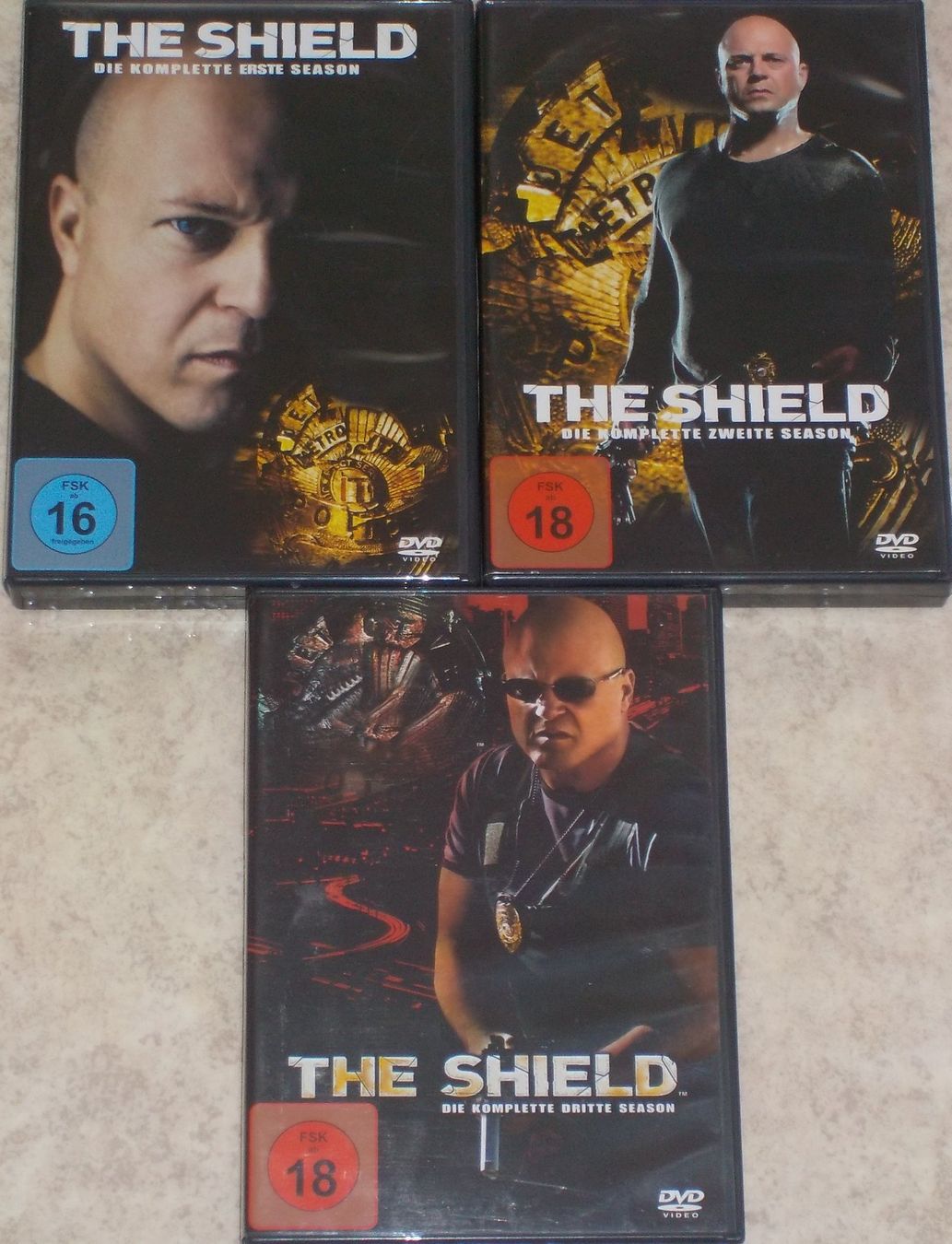 Tutti i DVDs: THE SHIELD.............Staffeln 1 bis 3 – Usato da Reinach AG venduto da Masi
