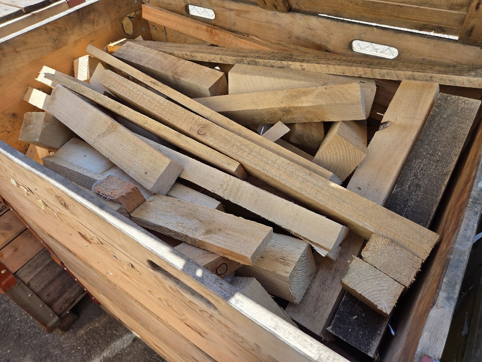Articles en bois: 1 Palettenrahmen mit Holzreste- Kanthölzer-  gemischt – D'occasion à Oberhasli par General-Dealer