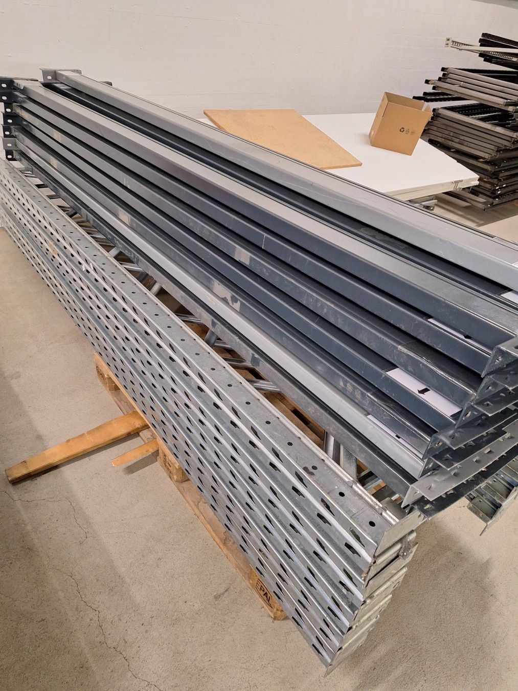 Scaffali: 8 Regale zu verkaufen m. 9 Seitenelementen & 82 Längsträgern – Usato da Kirchberg BE venduto da Hermi73 1