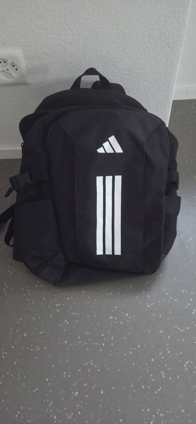 Adidas Rucksäcke: Adidas backpack – Gebraucht aus Martigny von Georgia_Red