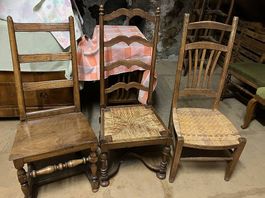Trois chaises vintage en bois  styles différents