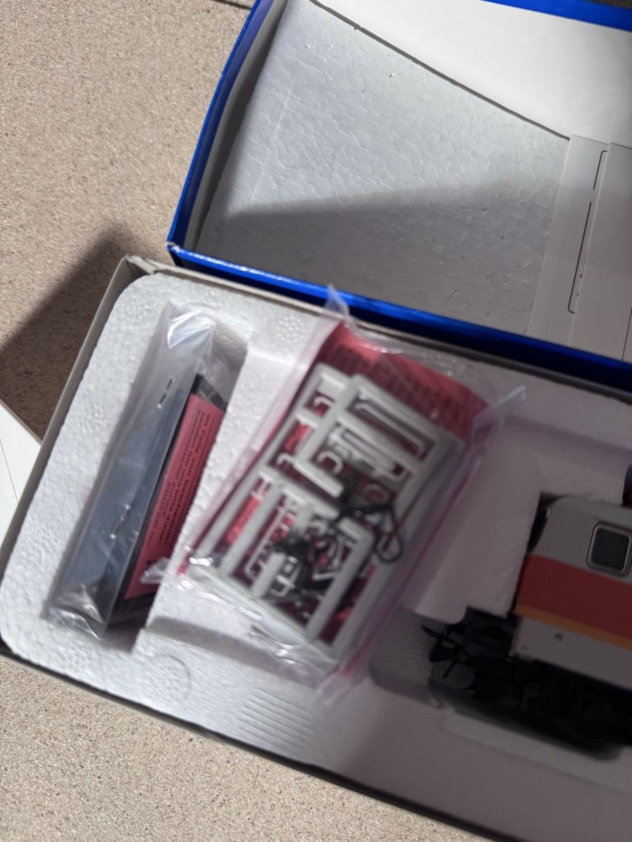 Roco Modelleisenbahnen: DB BR 143 – Gebraucht aus Esslingen von Ursr1 1