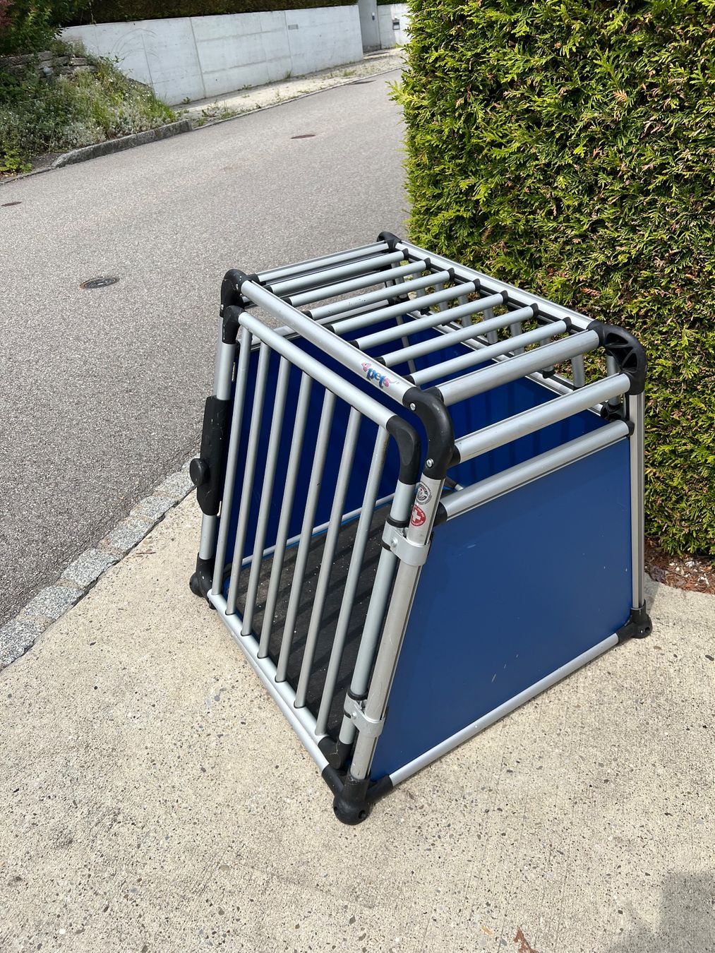 Gabbie, trasporto & Sicurezza: Schweizer Hunde-Transportbox aus Aluminium – Usato da Evilard venduto da Ricardoverkauf2019 2