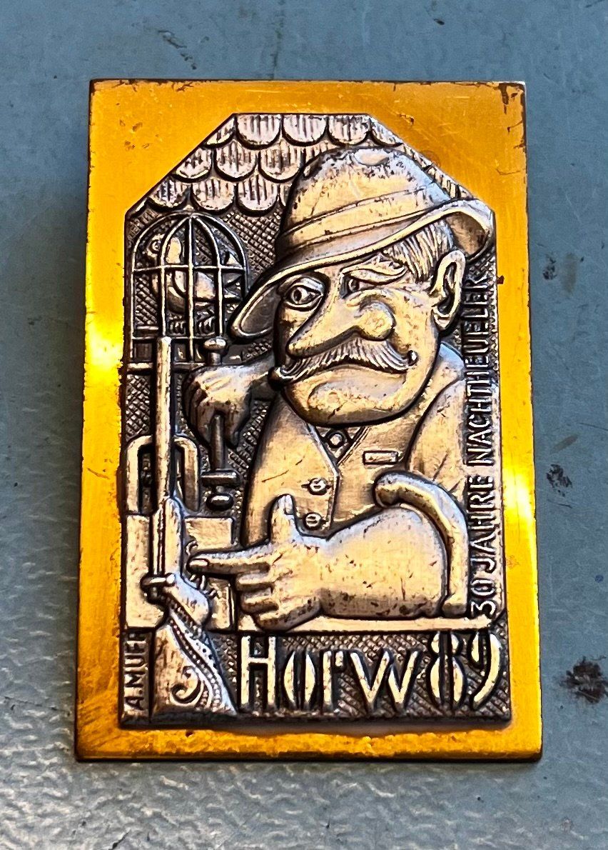 Plaketten & Abzeichen: Fasnachts Plakette Gold Horw 1989 – Gebraucht aus Obernau von Wgnom
