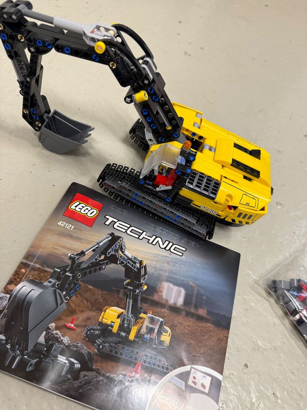 Lego Jouets: Lego Technik Bagger und Krahn +gratis Auto – D'occasion à Winterthur par mj1_kcd8 8