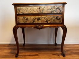 Upcycling Kommode mit floralem Muster und Verzierungen antik