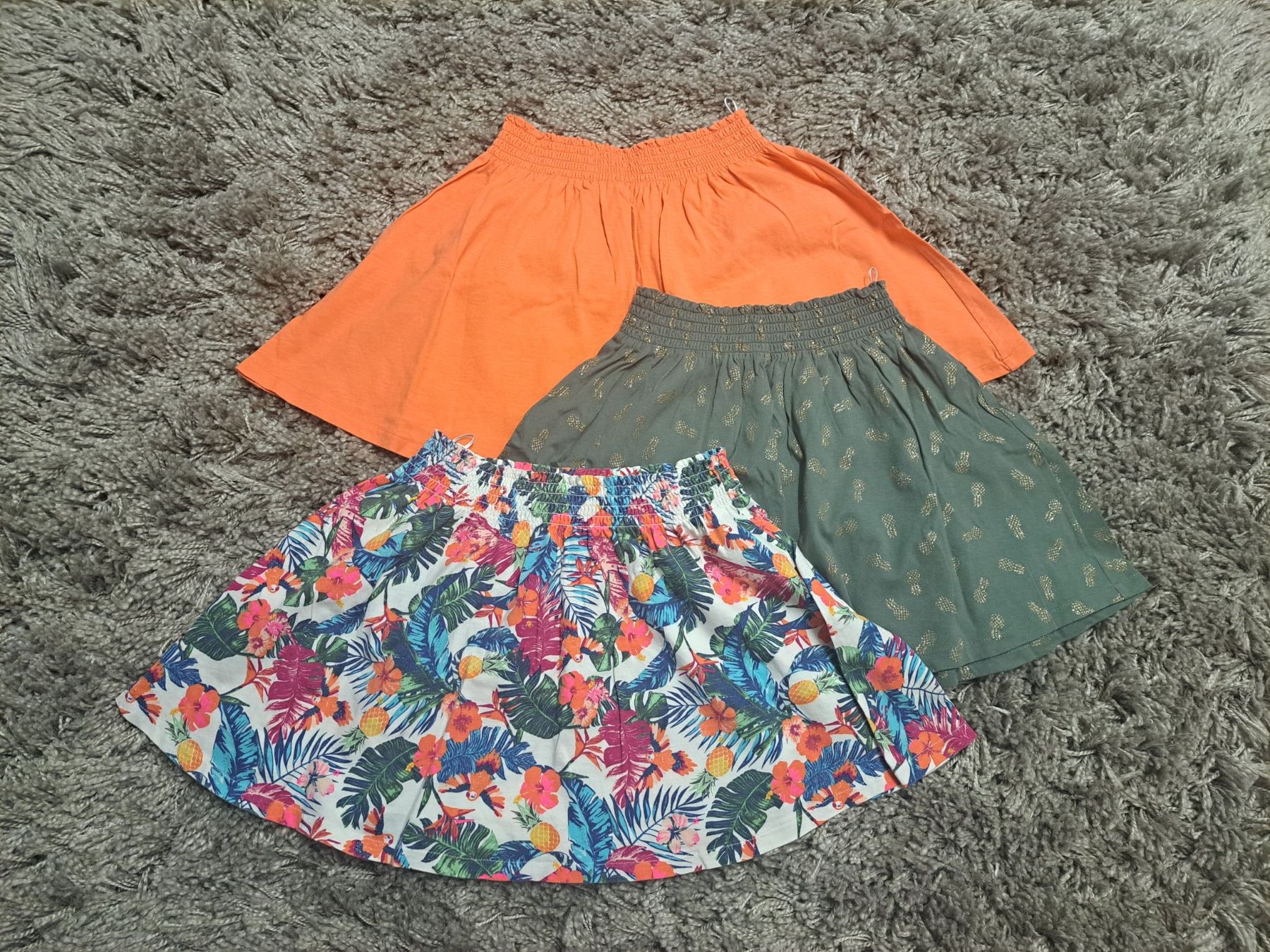 C&A Lotti & Set di vestiti: Sommer Röcke 3er Set, Grösse 134, C&A – Usato da Kaltbrunn venduto da Nili133