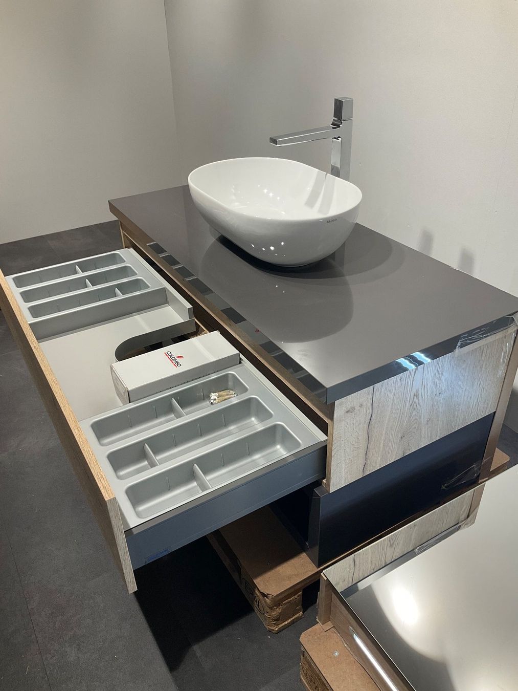 Mobili per bagno: 062 Conform Badmöbelkombination, Holzoptik, grau, 122cm – Nuovo (secondo la descrizione) da Derendingen venduto da Meisterstuecke 2