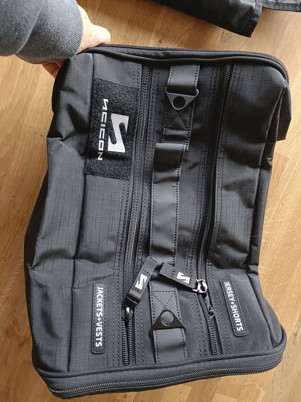 Borse: SciCon ESSENTIALS CYCLING KIT RACE DAY RAIN BAG – Nuovo e nell'imballaggio originale da Bern venduto da carlota_dino 4
