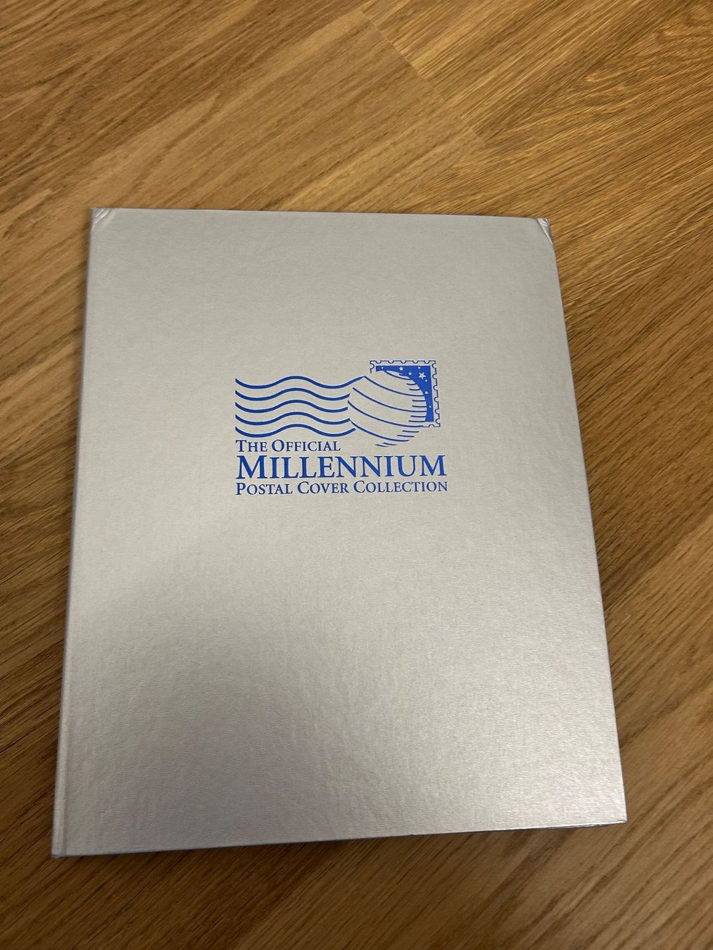 Tutti i francobolli: Album "The Official Millennium Postal Cover Collection" – Usato da Seuzach venduto da Parasolmountain