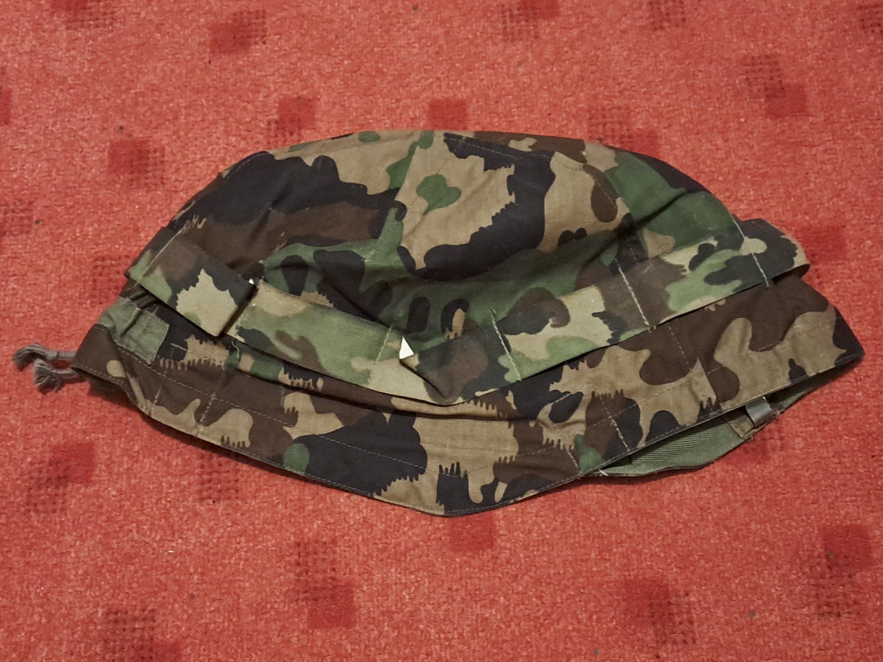 Schweizer Armee Uniformi: Helmüberzug 90, Neuwertig – Usato da St.Gallen venduto da Infanteriewerk
