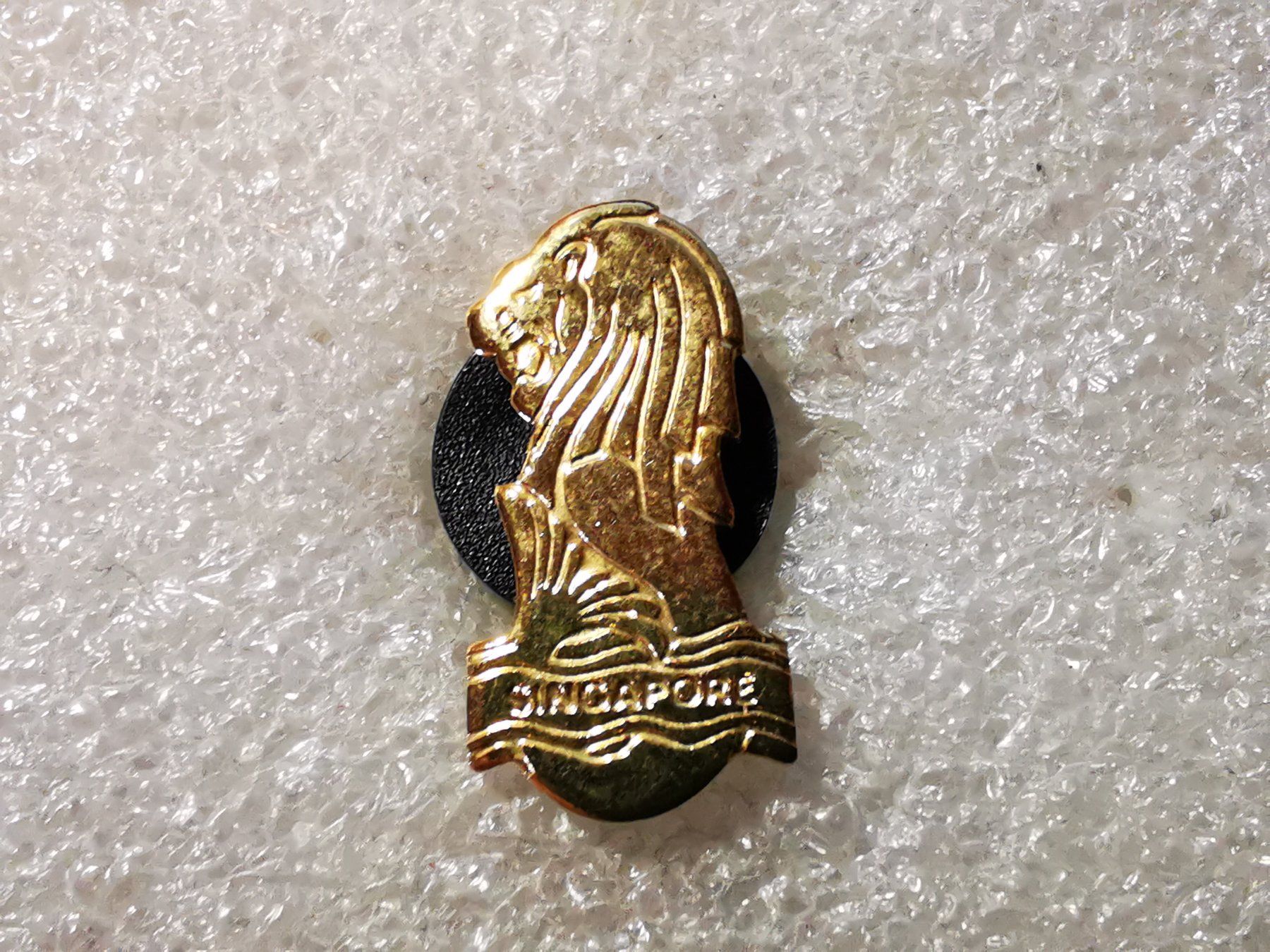 Plaketten & Abzeichen: Ansteckpin 36: Singapore – Gebraucht aus Oppligen von Pin-Fall-Shop