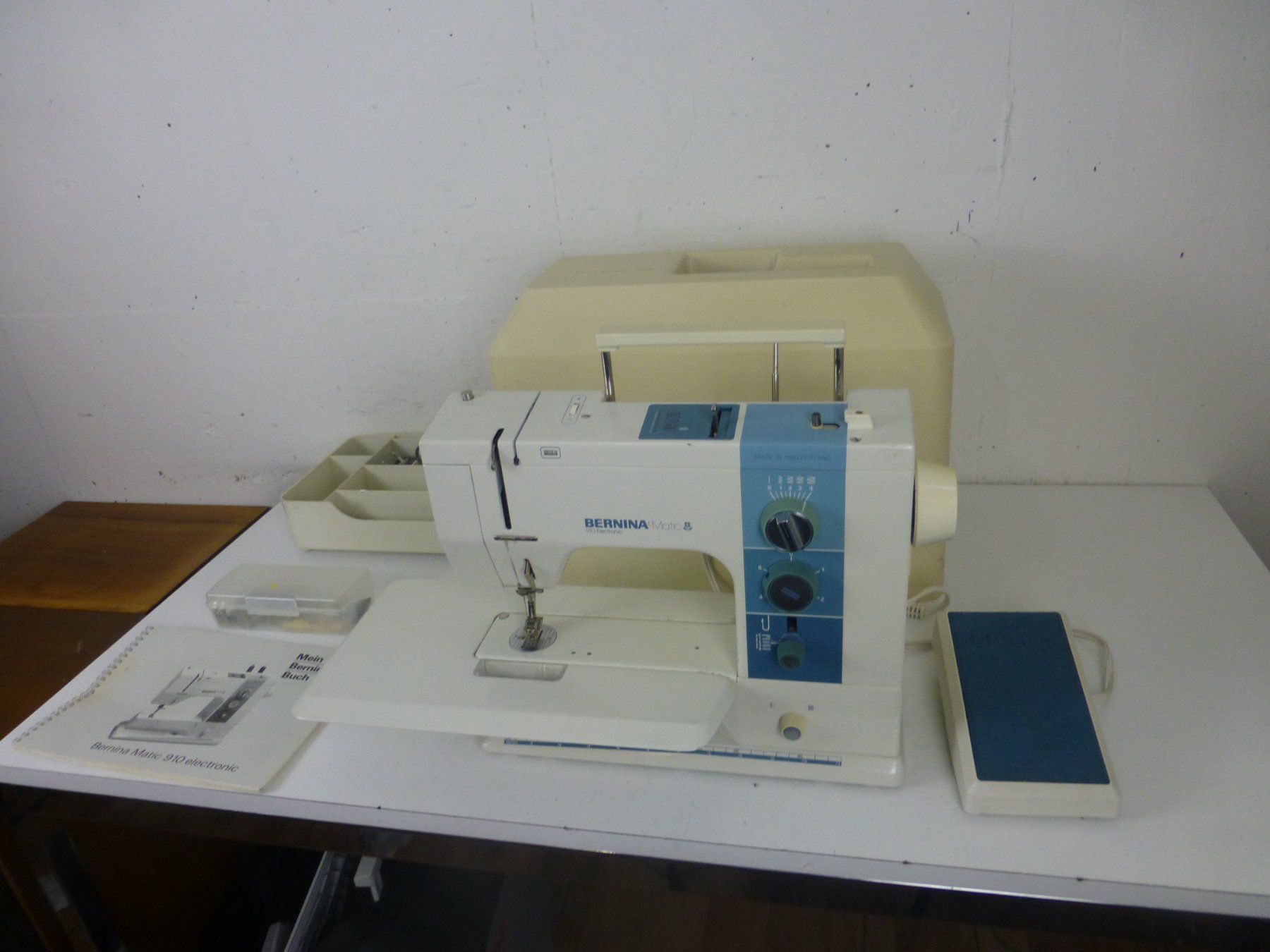 Bernina Macchine da cucire: Nähmaschine Bernina 910 mit Koffer – Usato da Fahrweid venduto da ekv 2