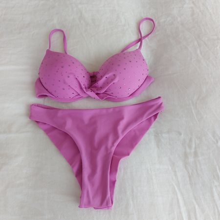 Bikini mit Strasssteinen am BH