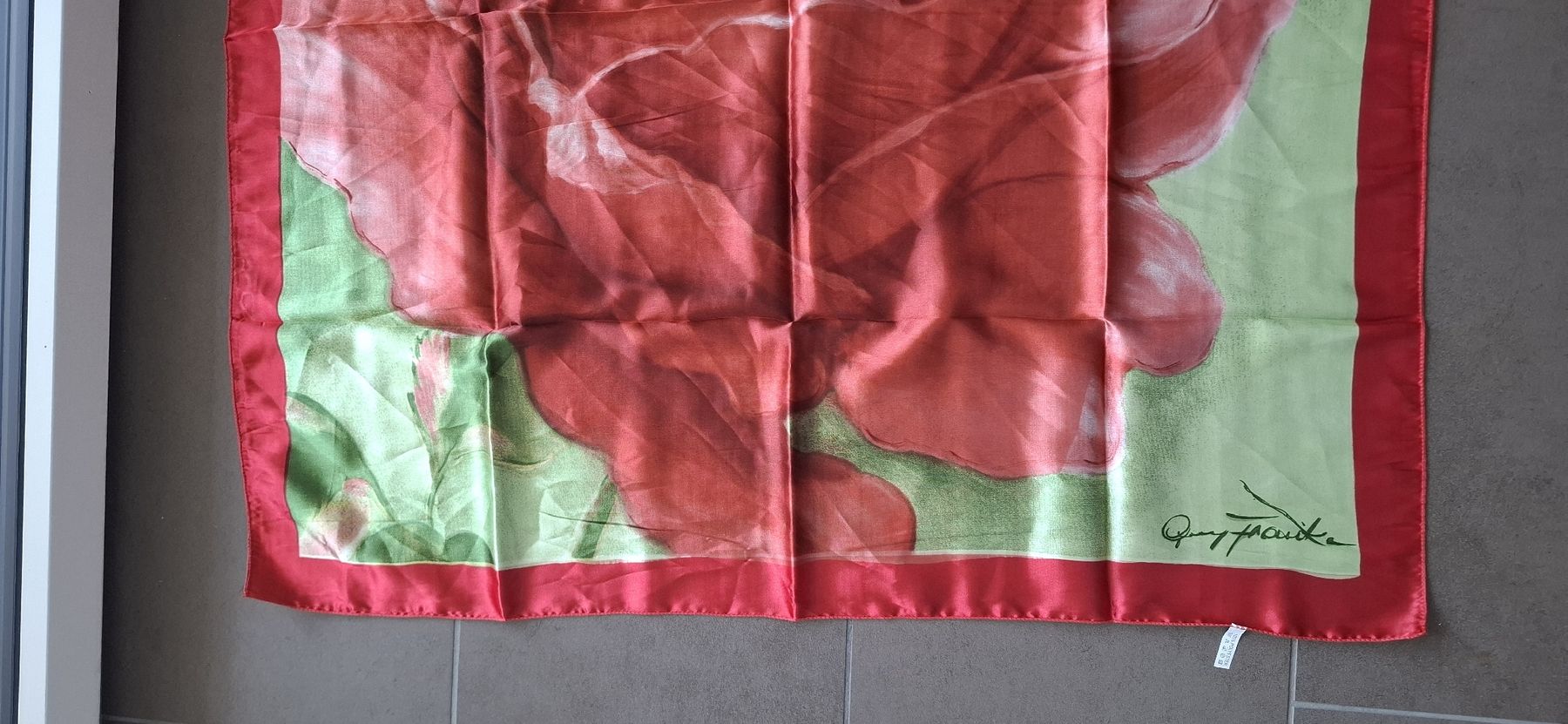 Foulard & Sciarpe: Tuch/Schal mit Rosenmotiv 100% Polyester  – Usato da Mellingen venduto da lathei 1