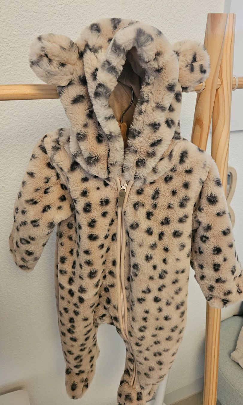 H&M Strampler: Flauschiger Overall Leopard Grosse 68 – Gebraucht aus Strengelbach von Ciinci