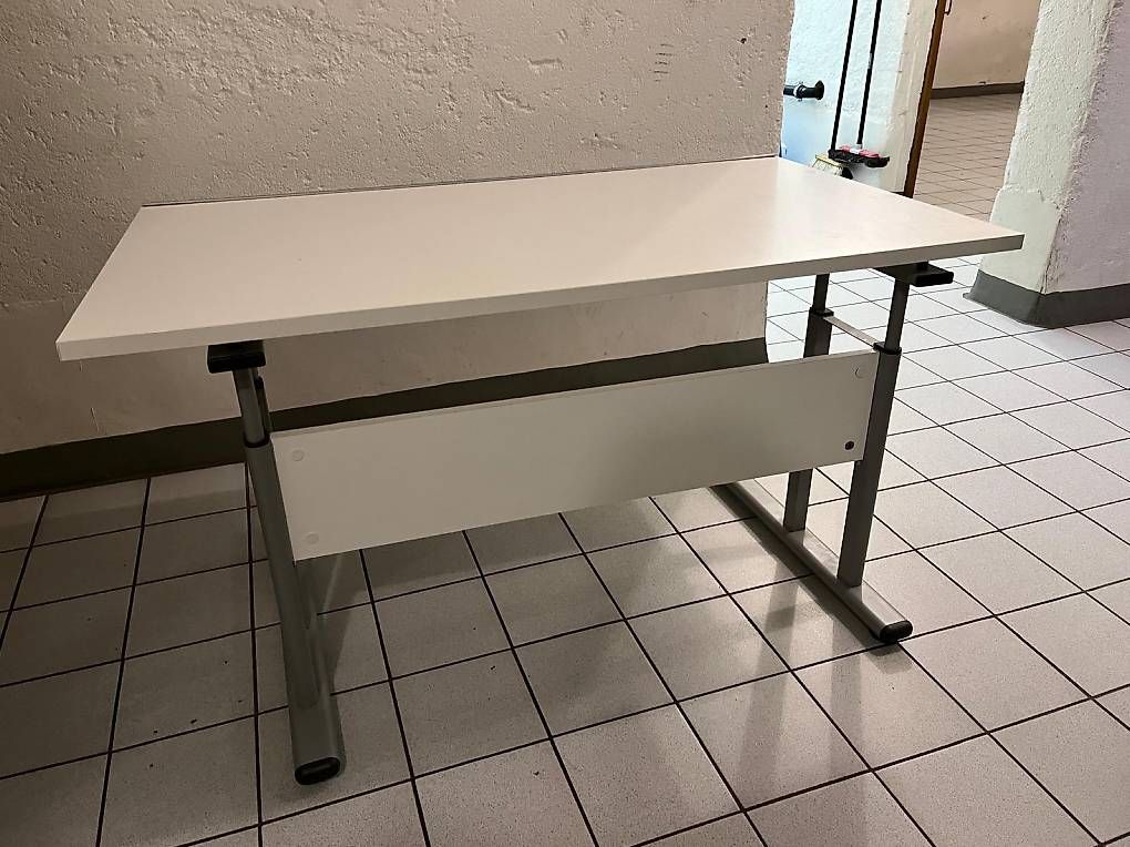 Scrivanie: Pult höhenverstellbar – Usato da Luzern venduto da duden09 1