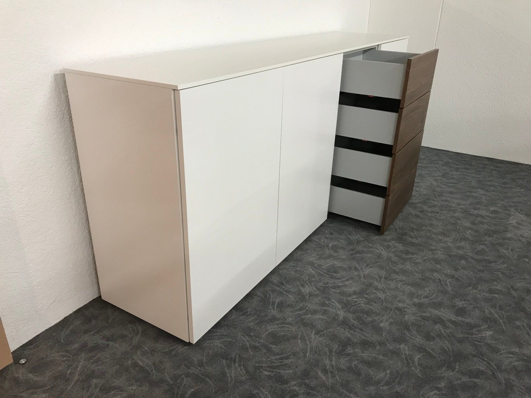 Cassettiere: Sideboard GARDA Lack weiss Nussbaum 200 x 79 cm – Nuovo (secondo la descrizione) da Unterentfelden venduto da moebelrufli 5