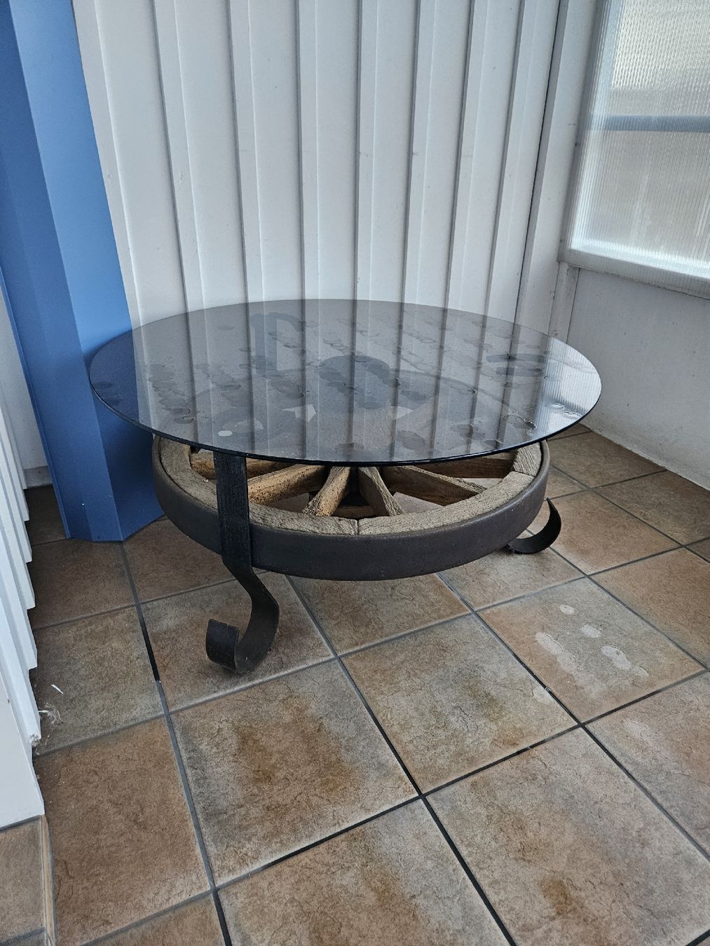 Tavoli: Wagenrad Tisch mit Glasplatte – Usato da Seon venduto da Julia87 1