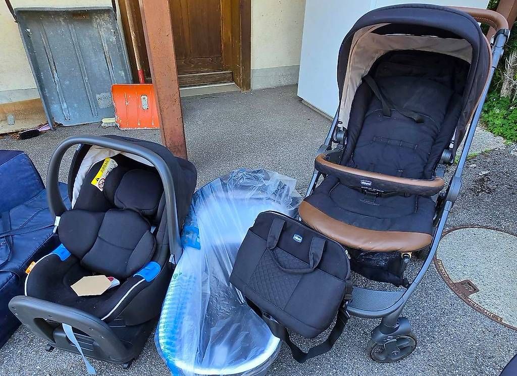 Kleiderpakete & -sets: Pack bébé fille complet avec trio Chicco – Gebraucht aus Montbovon von iac_x7tm