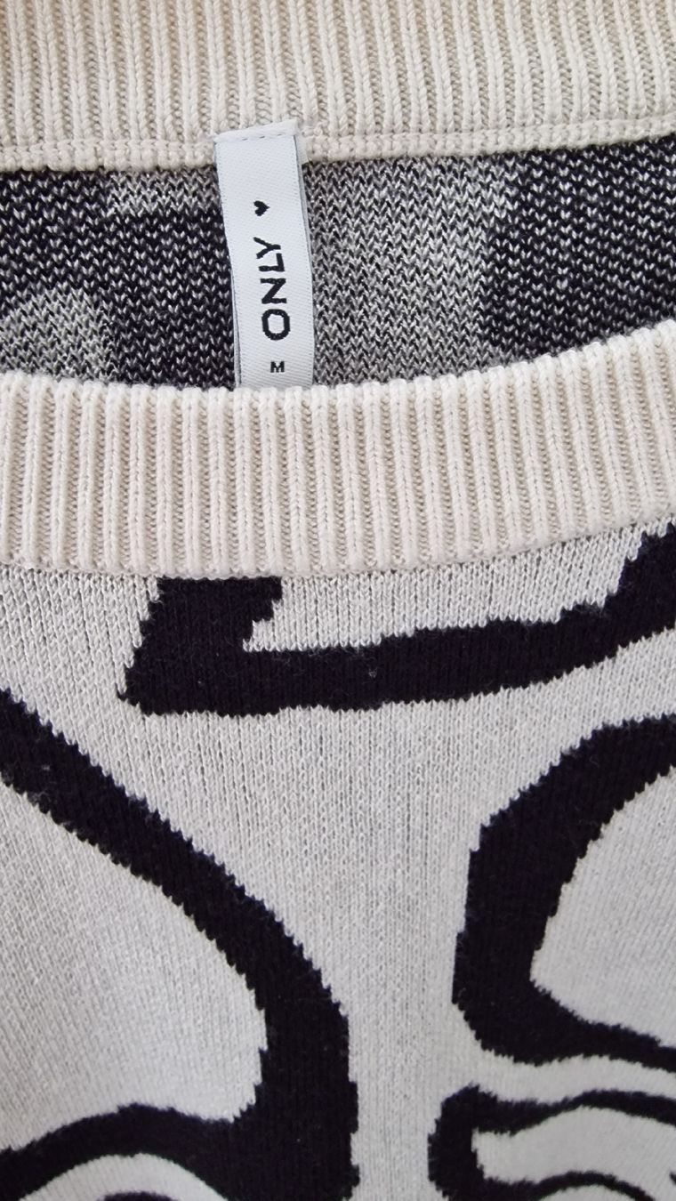 Only Pulls & Sweat-shirts: ONLY Feinstrickpullover Herzen-Print, Gr. M, neuwertig – Neuf (Voir description) à Zofingen par stm_dl82 1