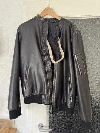 Giacca Zara Man nera, taglia L, con collo in pelliccia