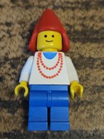 lego figurine castle cas095 Maiden with Necklace - Blue Legs