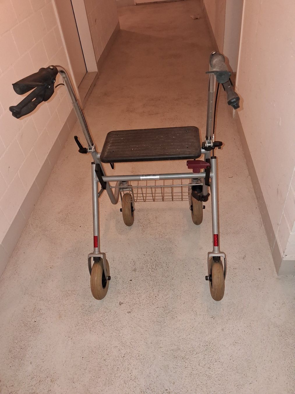 Ausili per la deambulazione: Gehhilfe Rollator mit Sitz und Korb, gut erhalten – Usato da Egg b. Zürich venduto da HerbertN 1