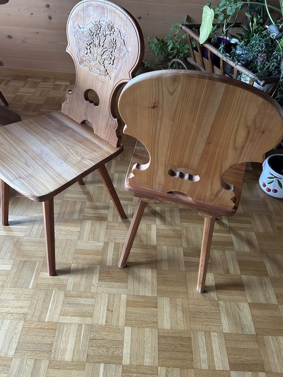 Sedie: Stuhl Stabelle Kirschbaum Holz handgeschnitzt – Usato da Wengi b. Frutigen venduto da Niesen3714 8