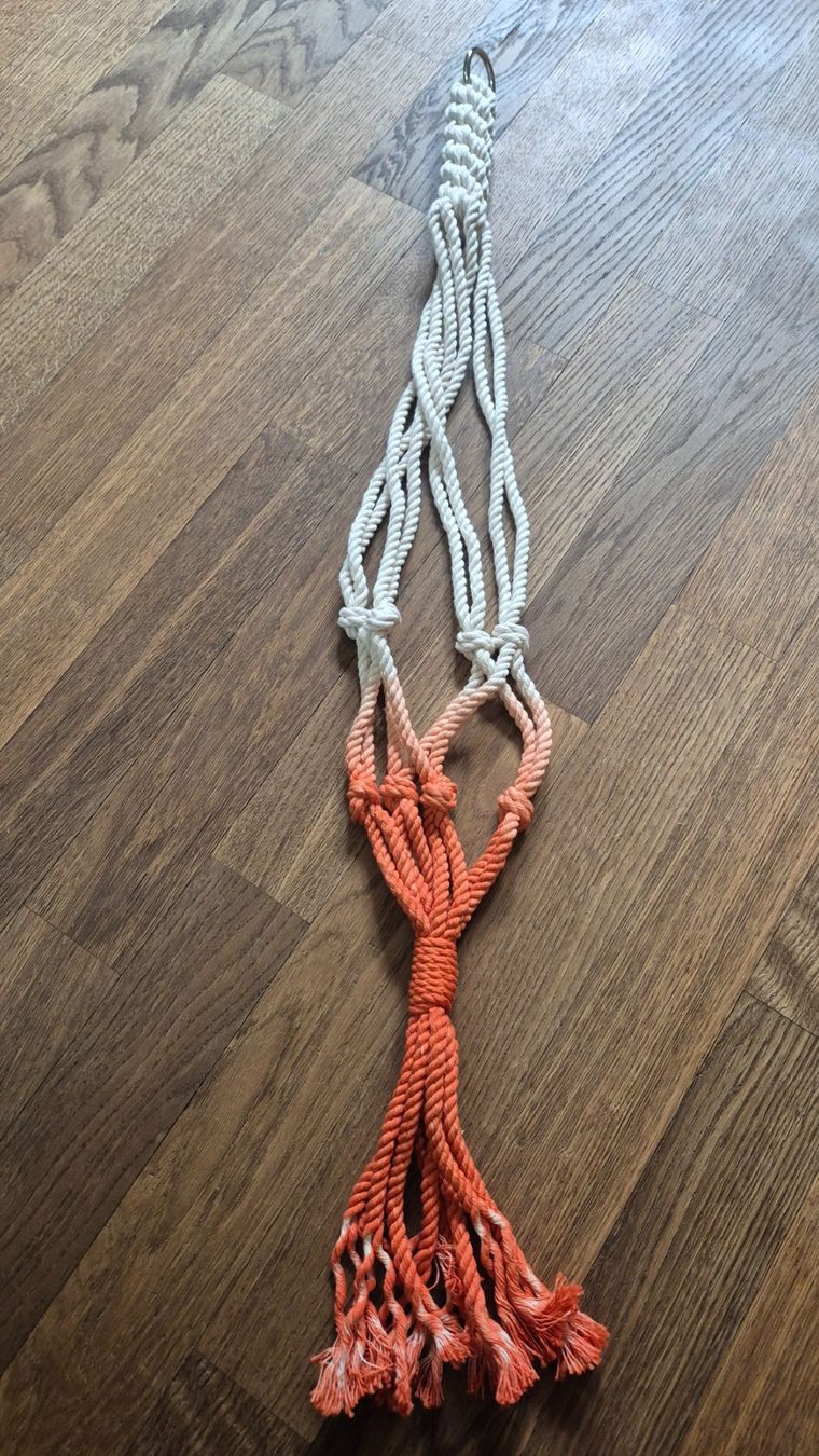 Tutte le decorazioni: White + orange macrame plant hanger handmade – Nuovo (secondo la descrizione) da Zürich venduto da monadiederich