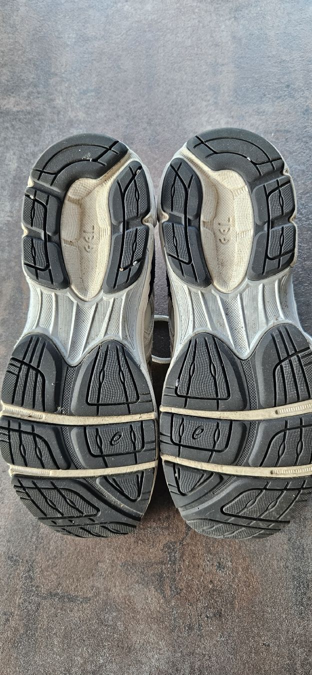 Asics Chaussures femmes: Baskets Asics blanc et gris pointure 40 – D'occasion à Wettingen par Italia63 1