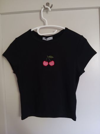 Schwarzes Crop Top mit Kirschenstickerei Grösse L