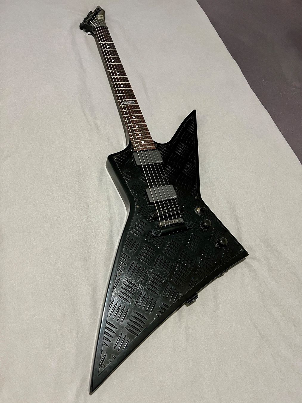 Esp Strumenti musicali: ESP LTD EX-400BD Explorer James Hetfield Diamond Plate – Usato da Mägenwil venduto da lighting_technician