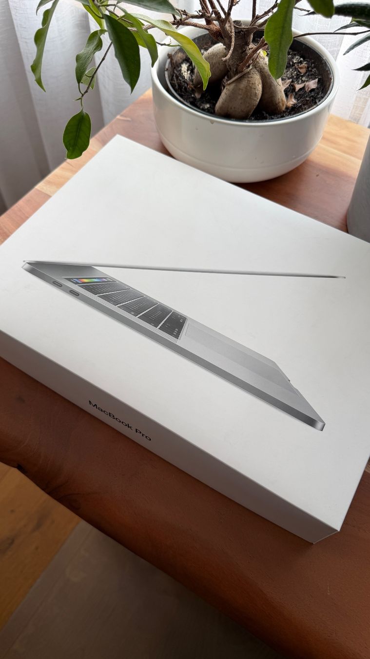 Apple Notebook: MacBook Pro 15" mit Touchbar, grau, 500GB SSD, Dezember 2016 – Usato da Domat/ Ems venduto da saren92 1